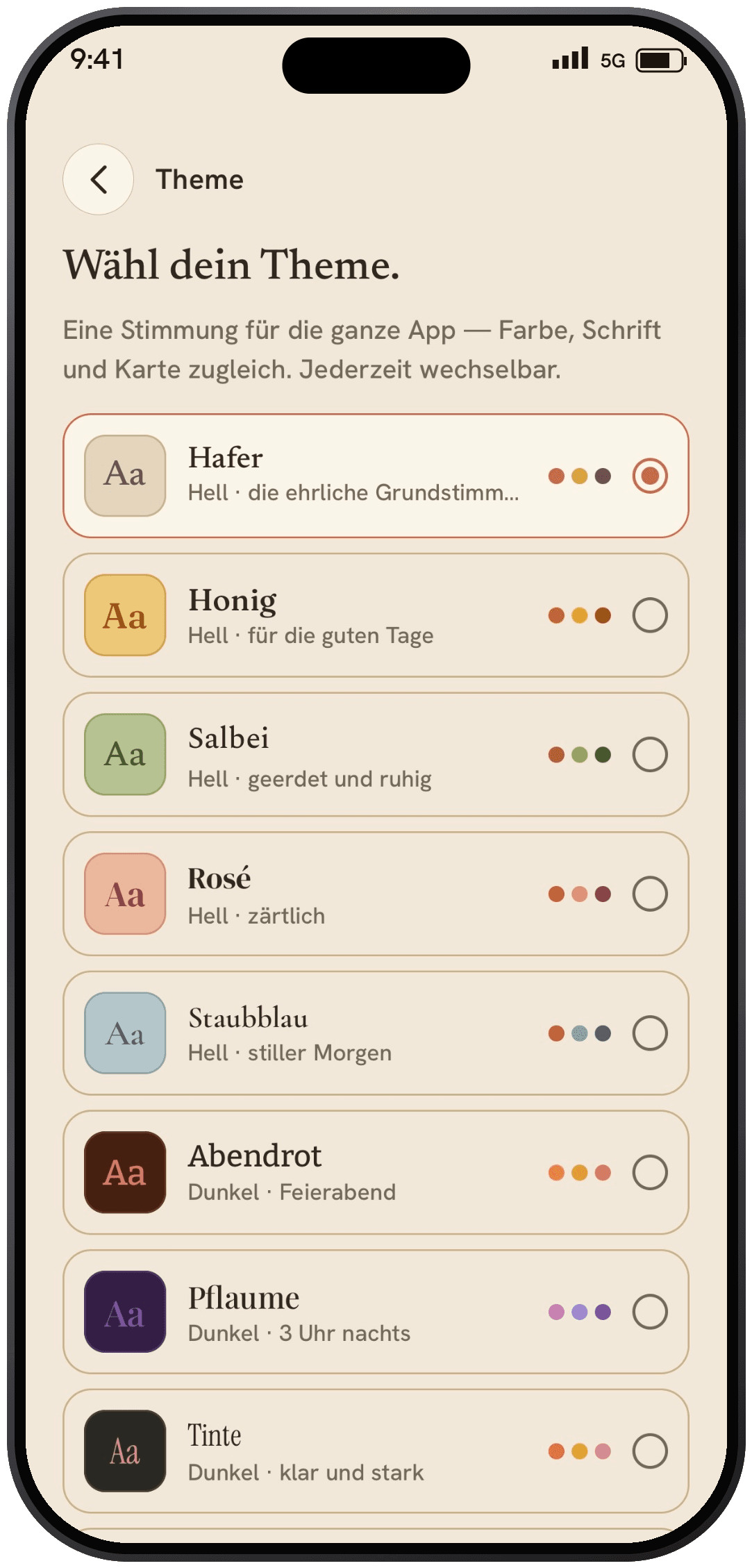 Die Theme-Auswahl in MamaZeilen: verschiedene warme Looks wie Hafer, Honig, Salbei und Pflaume.